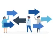 Illustration von drei Personen, die mit Pfeilen in verschiedenen Richtungen interagieren. Symbolisiert Entscheidungsfindung, Wege und berufliche Entwicklung.