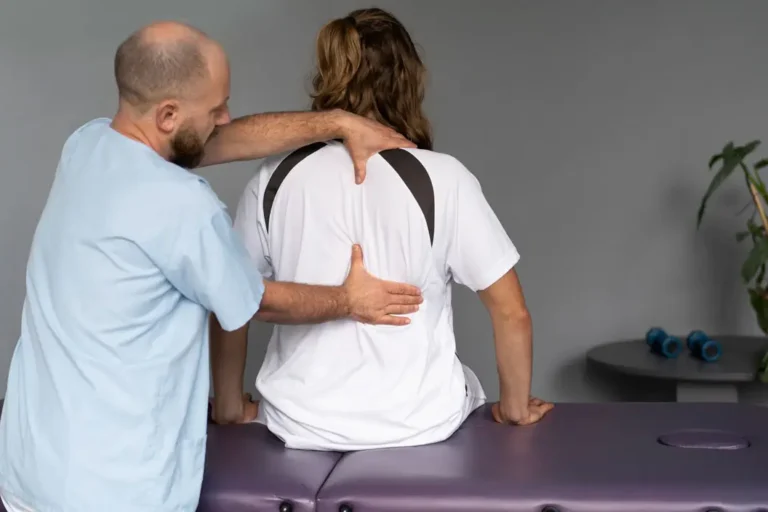 Mann fast anderen Mann am Rücken an