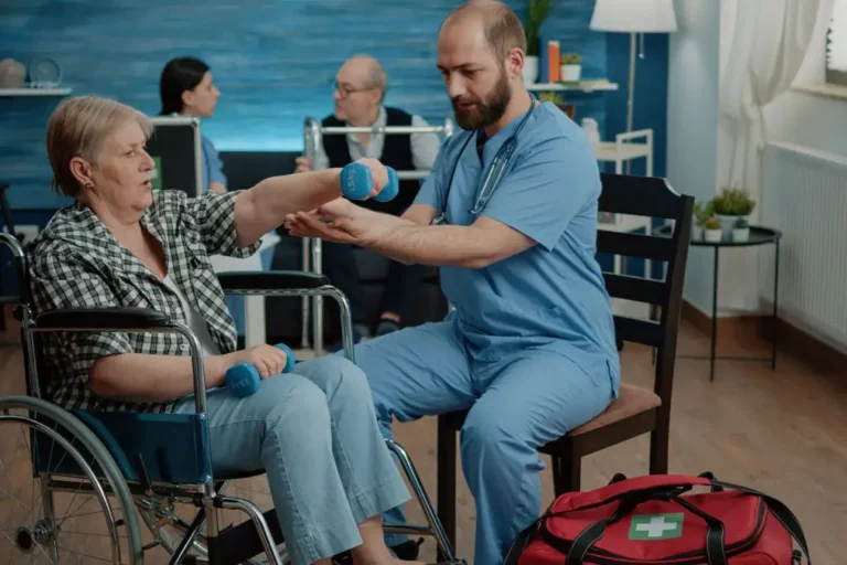 Frau in einem Rollstuhl hebt ein Gewicht hoch