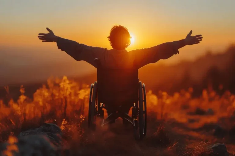 Sonnenuntergang und eine Person im Rollstuhl