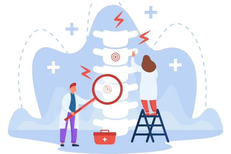 Illustration von zwei Ärzten, die eine Wirbelsäule untersuchen. Einer hält eine große Lupe über einen betroffenen Bereich, während die andere auf einer Leiter steht und einen Wirbel markiert. Rote Schmerzsymbole deuten auf Beschwerden hin. Medizinisches Symbol und Arztkoffer im Hintergrund.