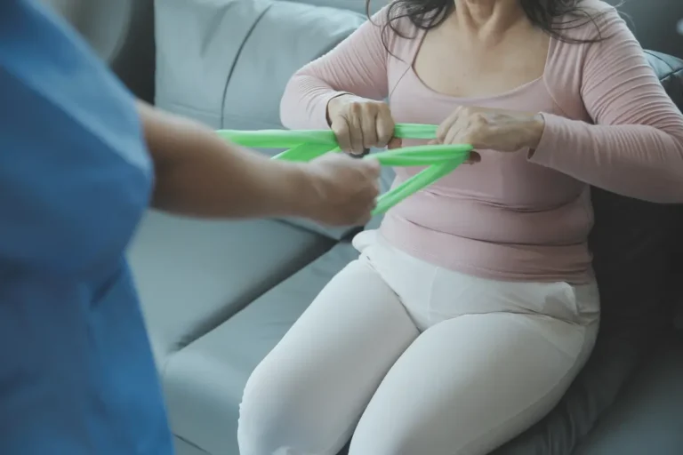 Frau bei Physiotherapie-Übungen unter der Anleitung einer Fachkraft, Fokus auf Rehabilitation und Genesung.