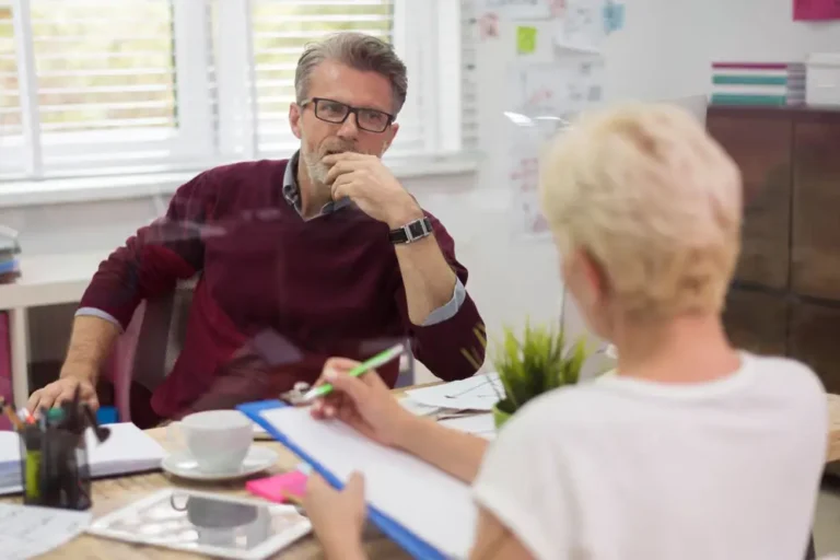Mitarbeiter im Gespräch mit dem Arbeitgeber über eine geplante Reha-Maßnahme.