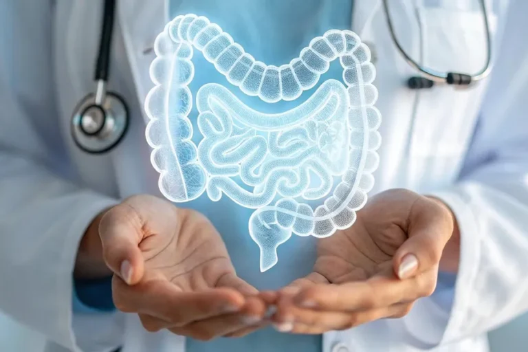 Ärztin in weißem Kittel hält eine virtuelle Darstellung des Darms in den Händen – Symbolbild für Darmgesundheit und medizinische Vorsorge.
